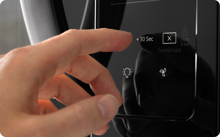 Une personne se prépare à appuyer sur le bouton « +30 sec » d'un four à micro-ondes Whirlpool