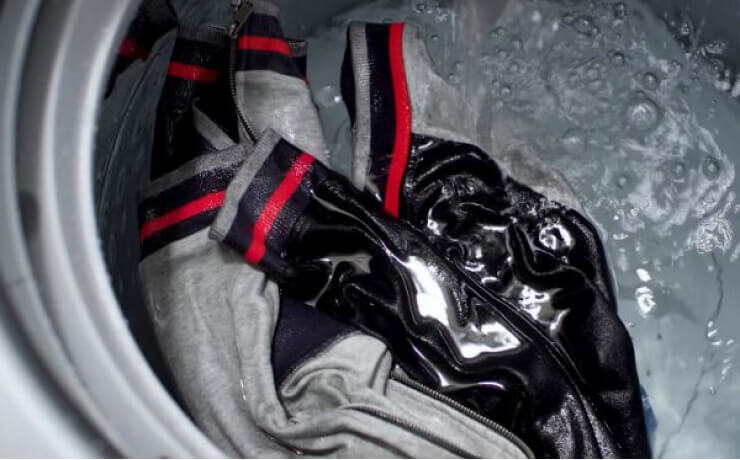 Des vêtements se font laver dans une laveuse Whirlpool