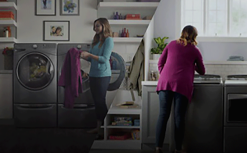 Image divisée. Image de gauche : Une femme tient un vêtement devant une laveuse Whirlpool avec la porte ouverte. Derrière elle, on voit des photos encadrées et des étagères sur lesquelles sont posés divers objets. Image de droite : Une femme est penchée au-dessus d'une laveuse à chargement par le haut Whirlpool. Devant elle se trouvent une plante en pot et une fenêtre