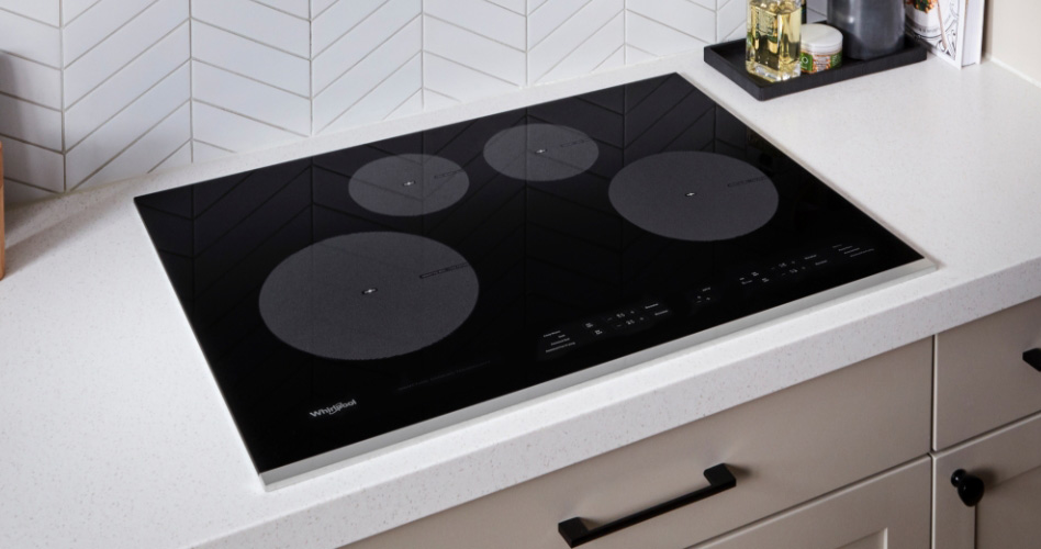 Table de cuisson en vitrocéramique Whirlpool sur un comptoir blanc.