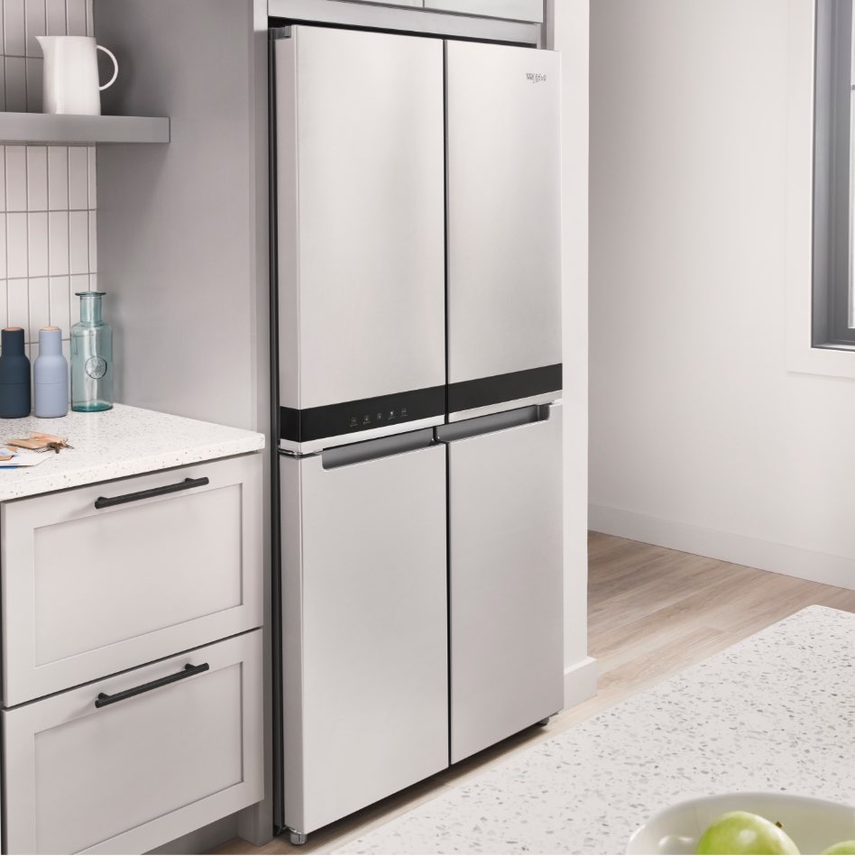 Whirlpool Combination Microwave Un réfrigérateur côte à côte à côté de deux tiroirs. Sur le comptoir se trouvent un bocal en verre, un bocal bleu et un bocal noir. Sur l'étagère au-dessus se trouve un pichet d'eau blanc