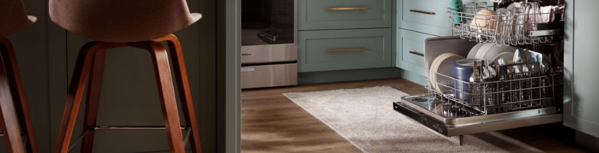 Lave-vaisselle Whirlpool rempli de vaisselle.