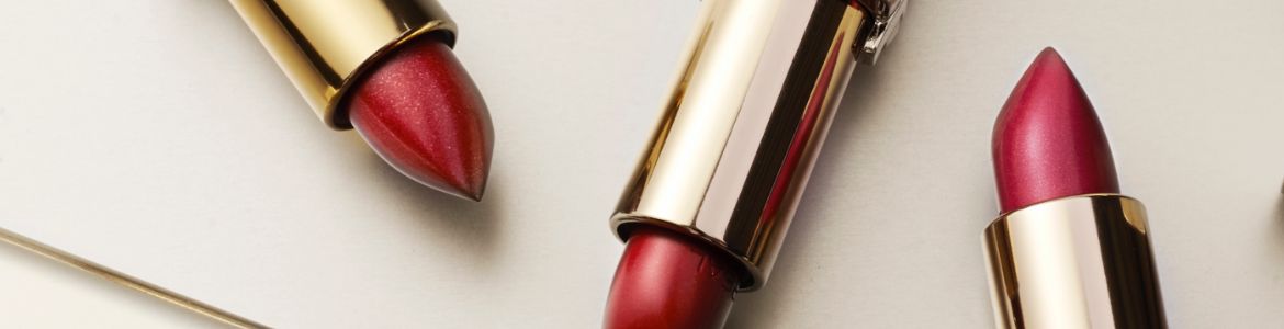 Une collection de rouge à lèvres rouge.