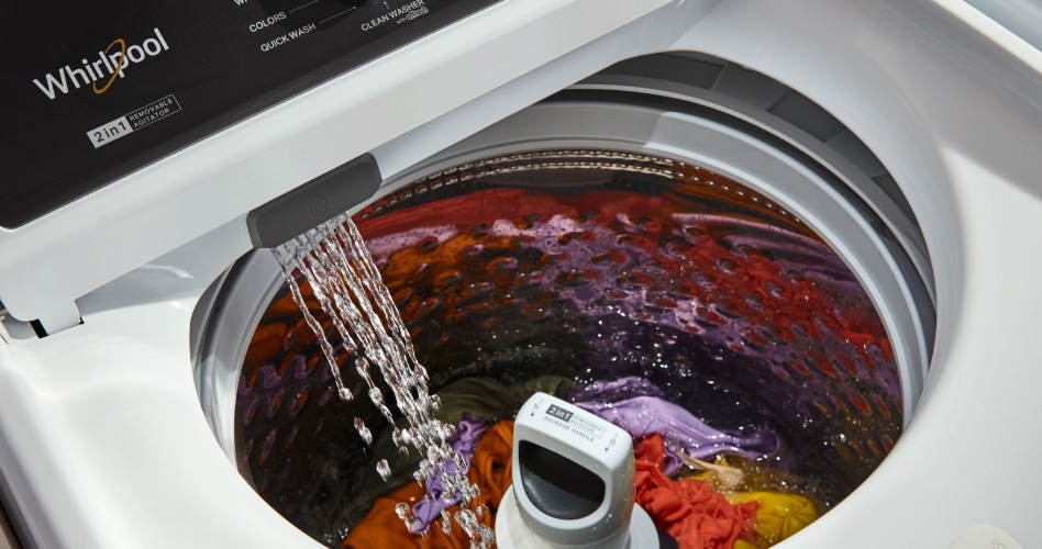 De l'eau se déverse dans la cuve d'une laveuse à chargement vertical Whirlpool