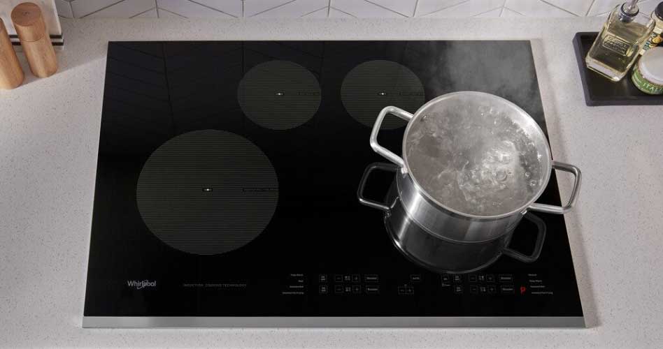 Whirlpool Combination Microwave Boiling water on a Whirlpool cooktop