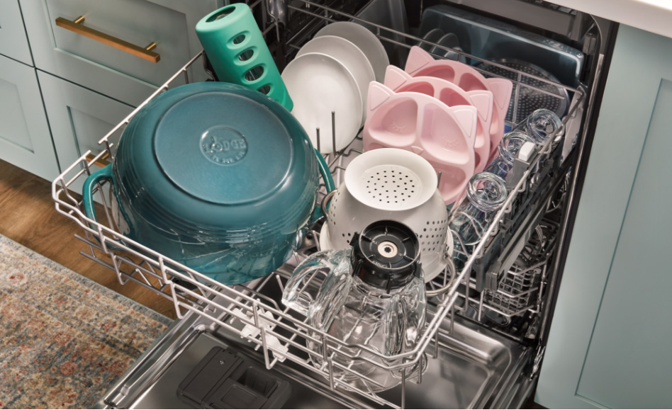 Whirlpool Combination Microwave Divers plats dans le panier supérieur d'un lave-vaisselle
