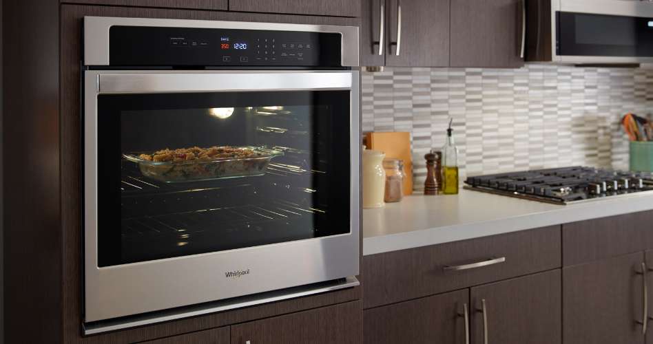 Whirlpool Combination Microwave Un four mural simple Whirlpool en acier inoxydable encastré dans une armoire de cuisine