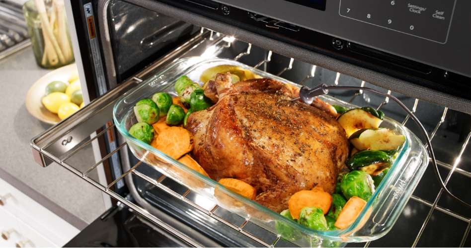 Whirlpool Combination Microwave Un poulet entier et des légumes qui ont été cuits dans un four mural Whirlpool
