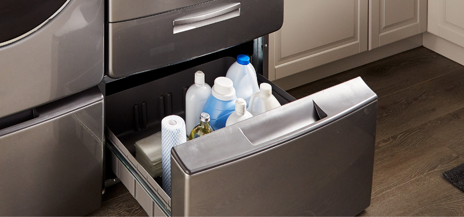 Whirlpool Combination Microwave Un piédestal ouvert avec des nettoyants et des détergents