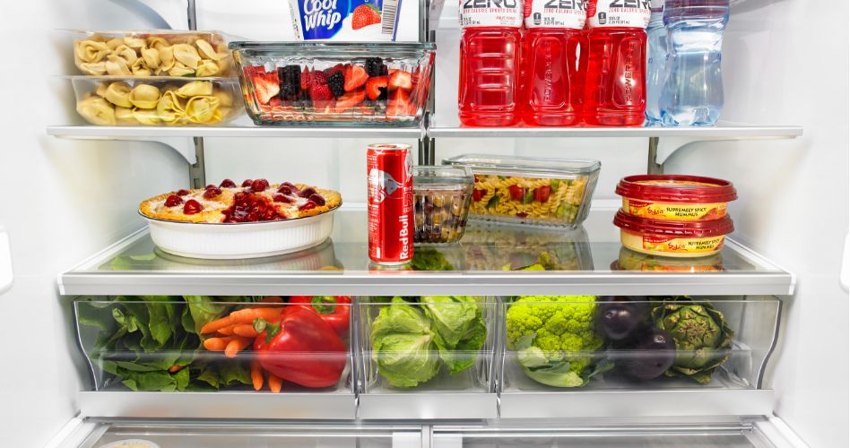 Un réfrigérateur contenant une variété d'aliments répartis sur plusieurs étagères