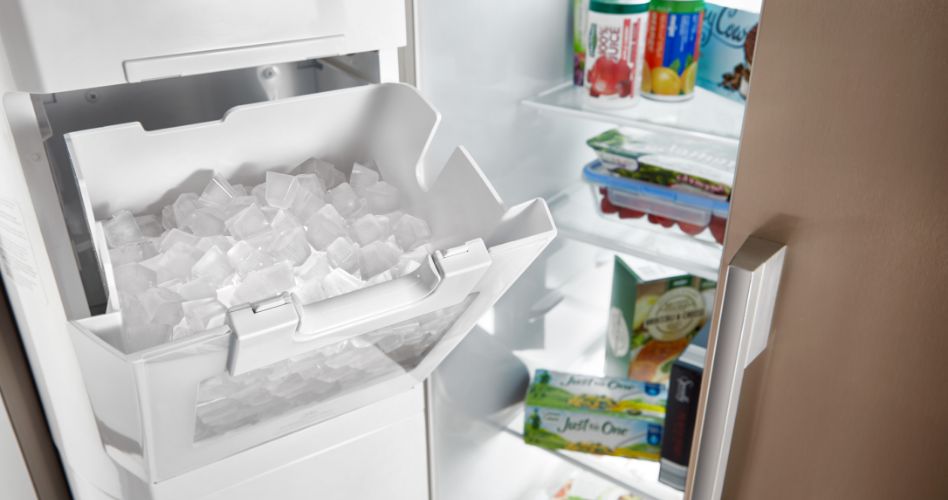 Un compartiment à glace se trouve sur la porte gauche d'un réfrigérateur
