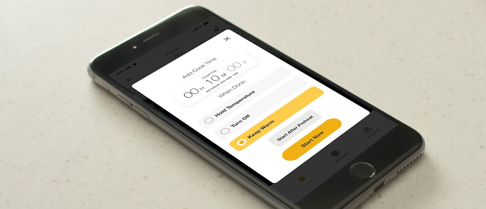 Whirlpool Combination Microwave Un téléphone dont l'écran affiche les paramètres du four. Sous Add Cook Time  Ajouter un temps de cuisson se trouve  00 H 10 M 00 S  et des options pour choisir Hold Temperature Maintenir la température, Turn Off Éteindre et Keep Warm Garder au chaud. L'option de garder chaud est sélectionnée. Il y a également un bouton Start After Preheat Démarrer après le préchauffage et un bouton jaune Start Now Démarrer maintenant