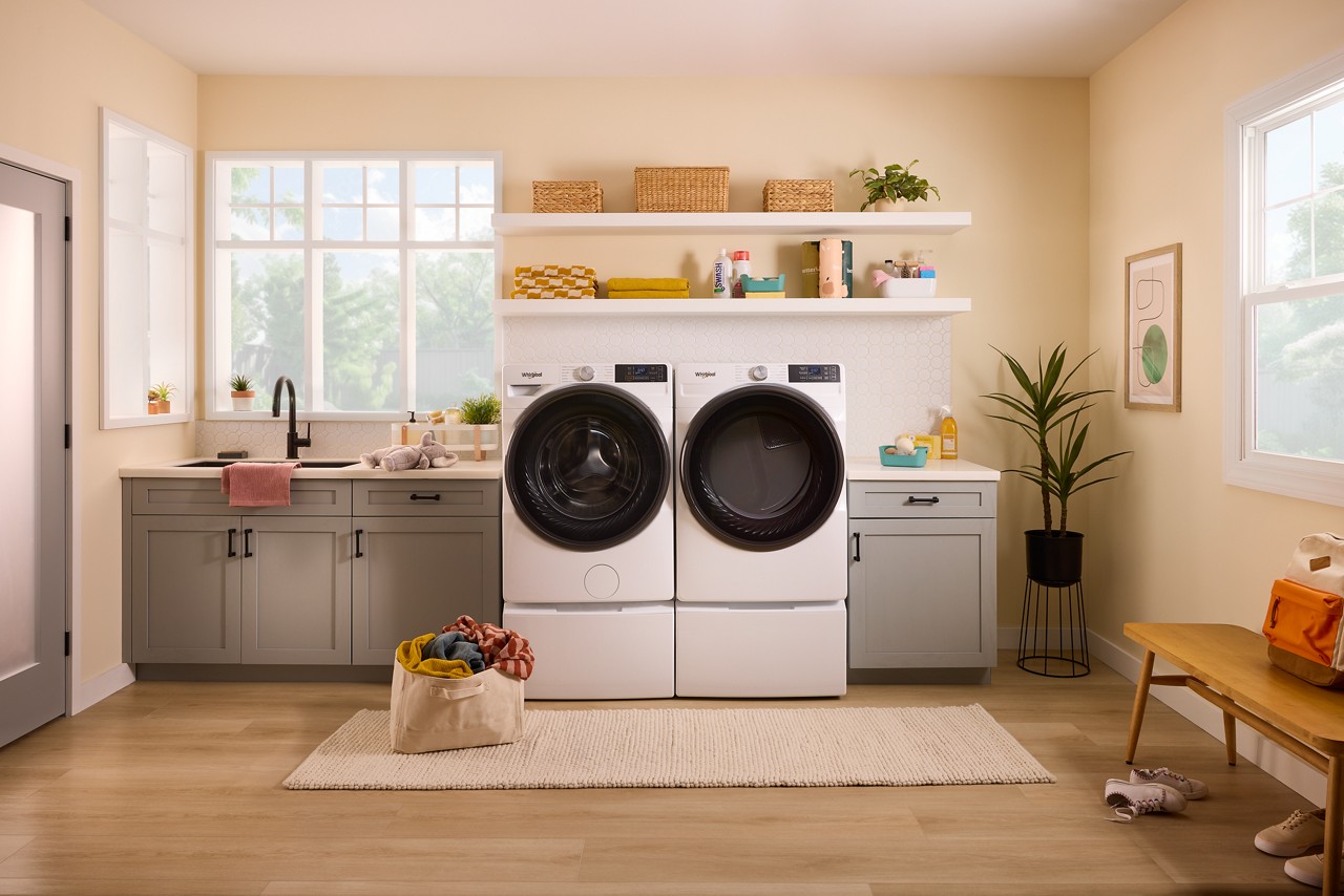 Un ensemble laveuse-sécheuse Whirlpool® blanc à chargement frontal