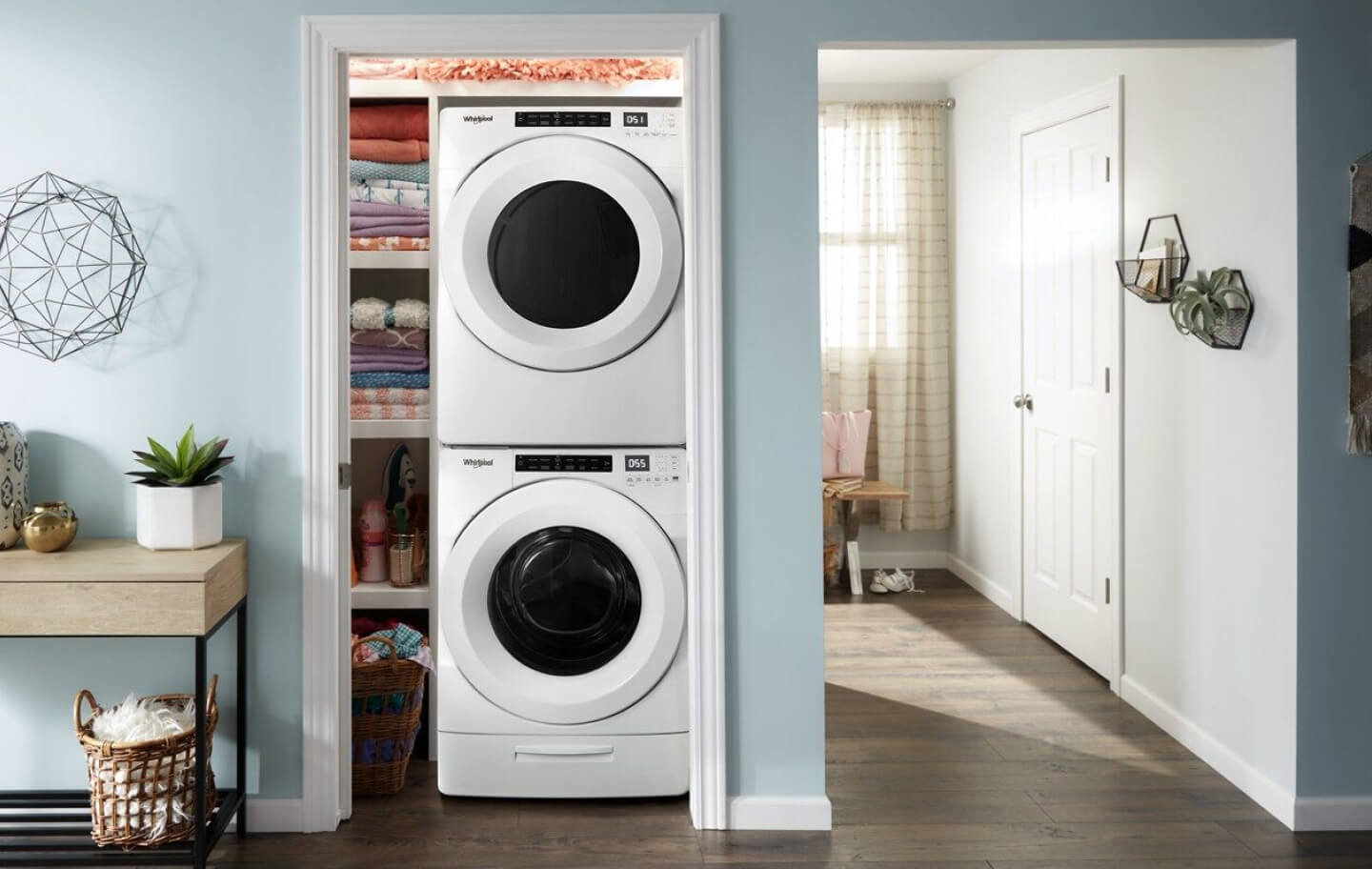 Un ensemble laveuse-sécheuse Whirlpool® blanc superposé
