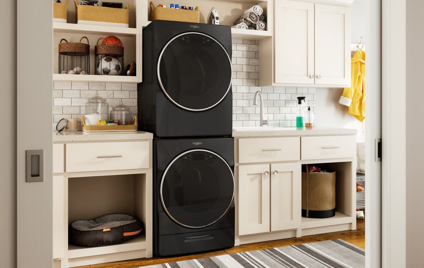 Laveuse et sécheuse Whirlpool® noires superposées.