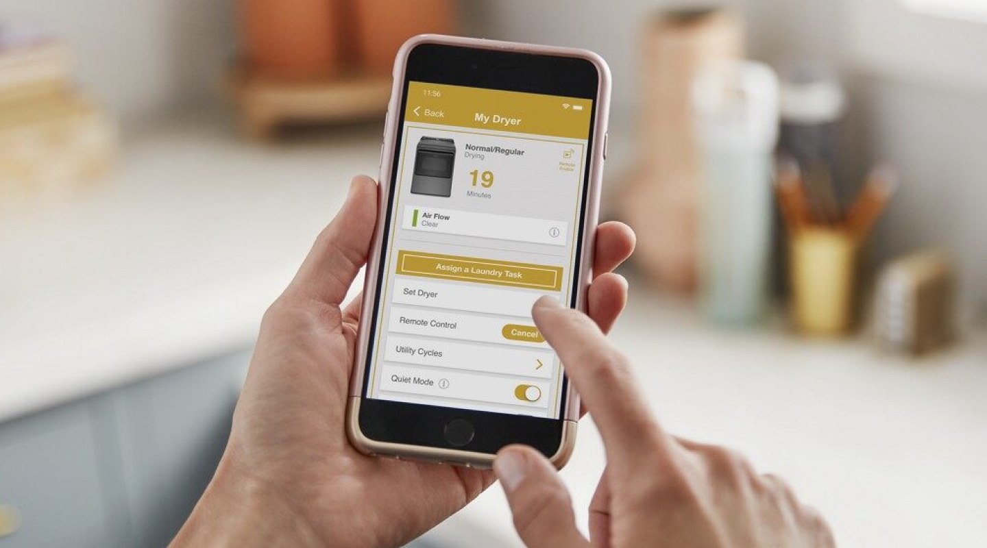 Une personne utilise l'application Whirlpool® sur son téléphone intelligent.