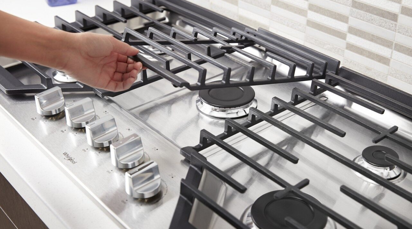 Stovetop grates and burners  Les grilles et brûleurs d'une cuisinière.