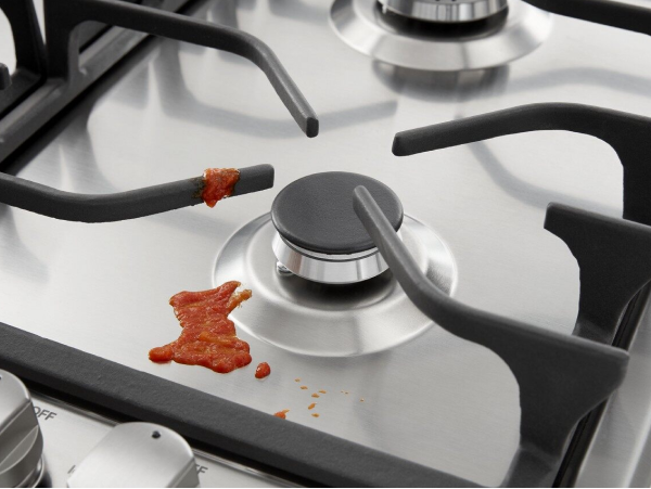 Des aliments renversés sur une cuisinière.