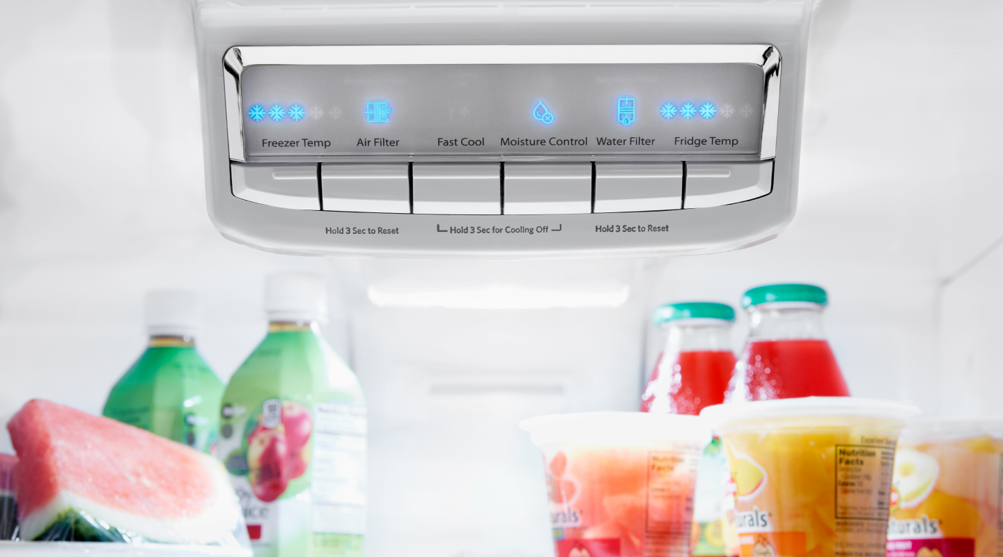 Gros plan sur le panneau de commande d'un réfrigérateur Gros plan sur le panneau de commande d'un réfrigérateur