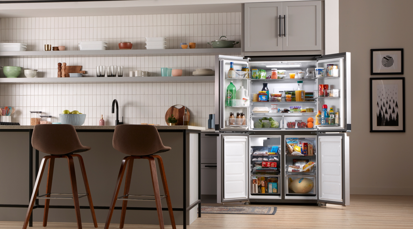 Quatre portes s’ouvrent sur un réfrigérateur Quatre portes s’ouvrent sur un réfrigérateur