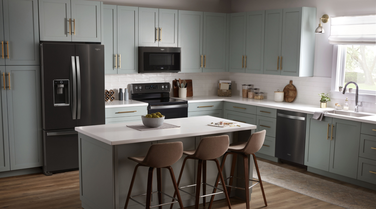 Une cuisine moderne avec des électroménagers en acier inoxydable noir Une cuisine moderne avec des électroménagers en acier inoxydable noir