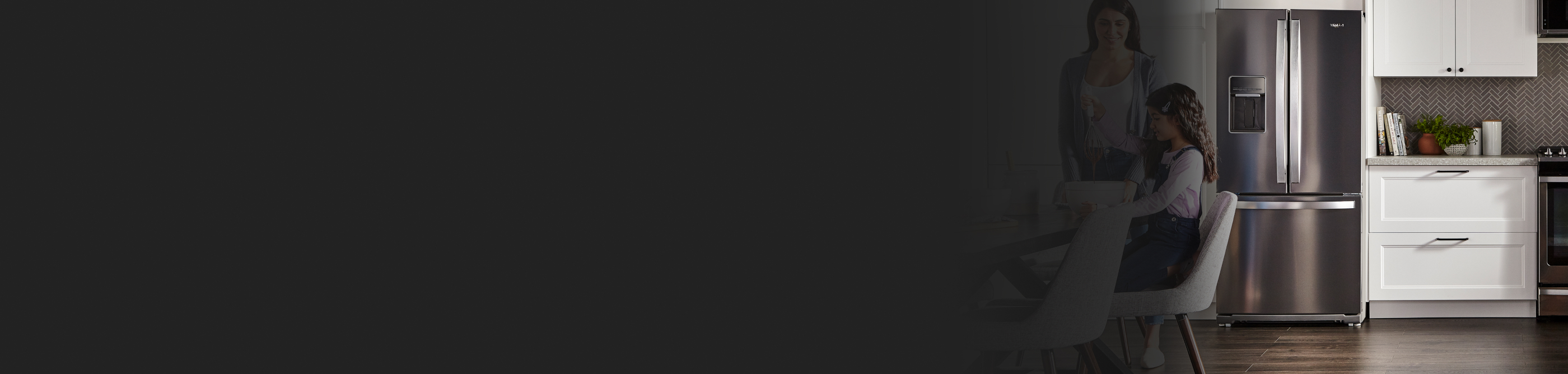 Personnes dans une cuisine avec des électroménagers en acier inoxydable