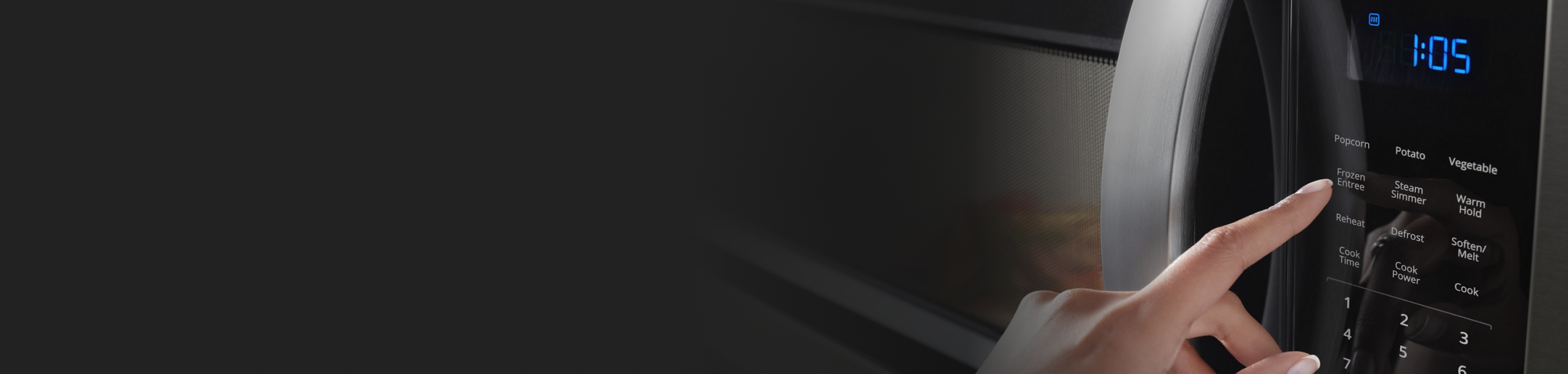 Une personne sélectionne les paramètres sur le panneau de commande d'un four à micro-ondes