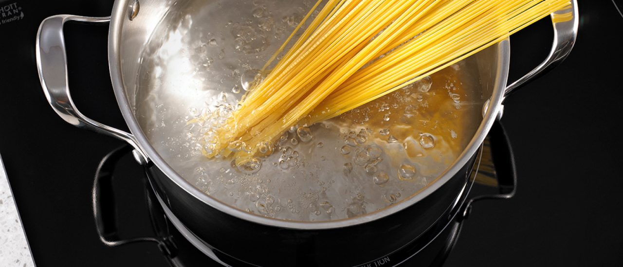 Quickly boiling water for spaghetti on Whirlpool® induction cooktop Quickly boiling water for spaghetti on Whirlpool® induction cooktop