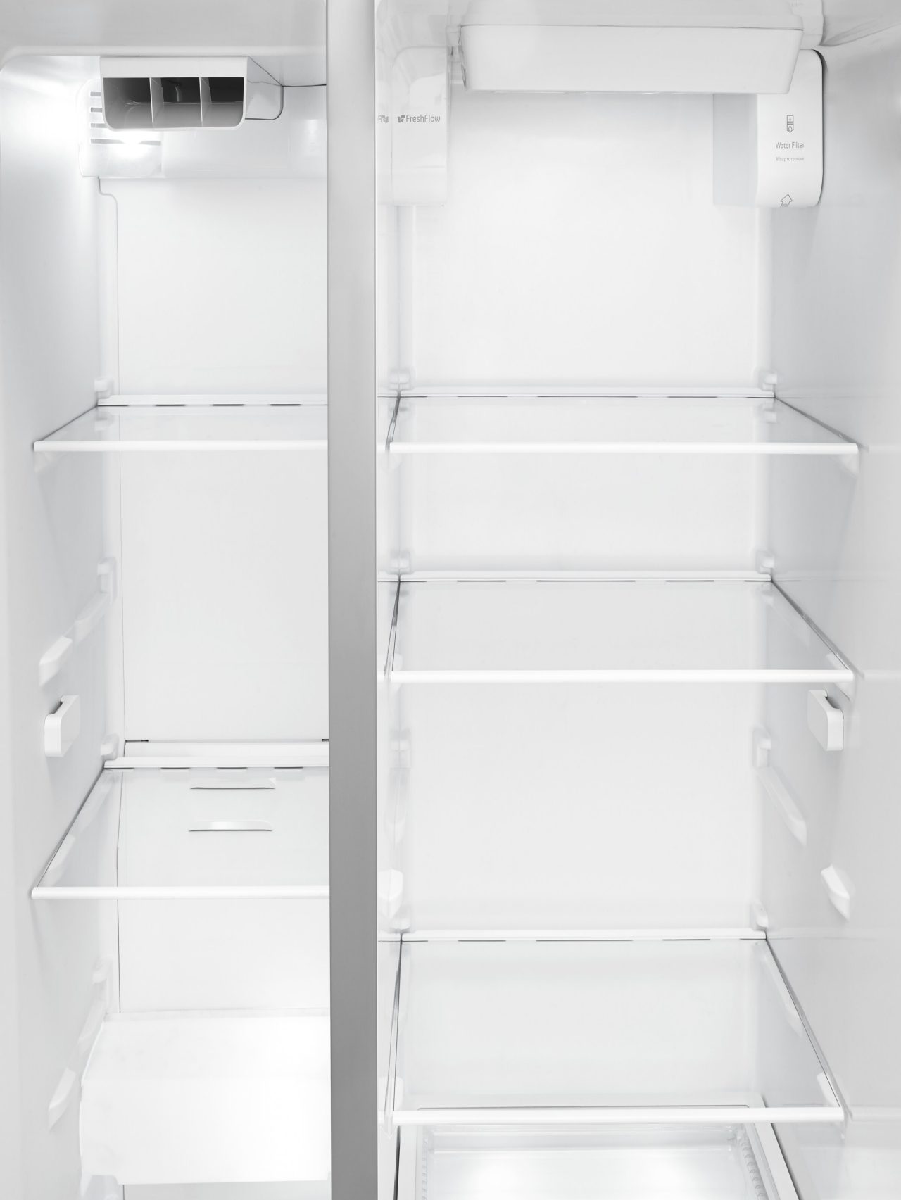 Intérieur d’un réfrigérateur vide en acier inoxydable.
