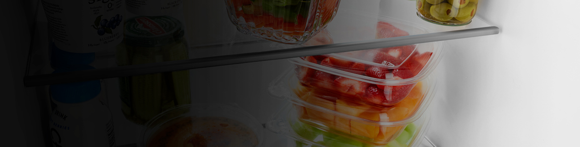 Intérieur d’un réfrigérateur propre avec fruits et légumes frais