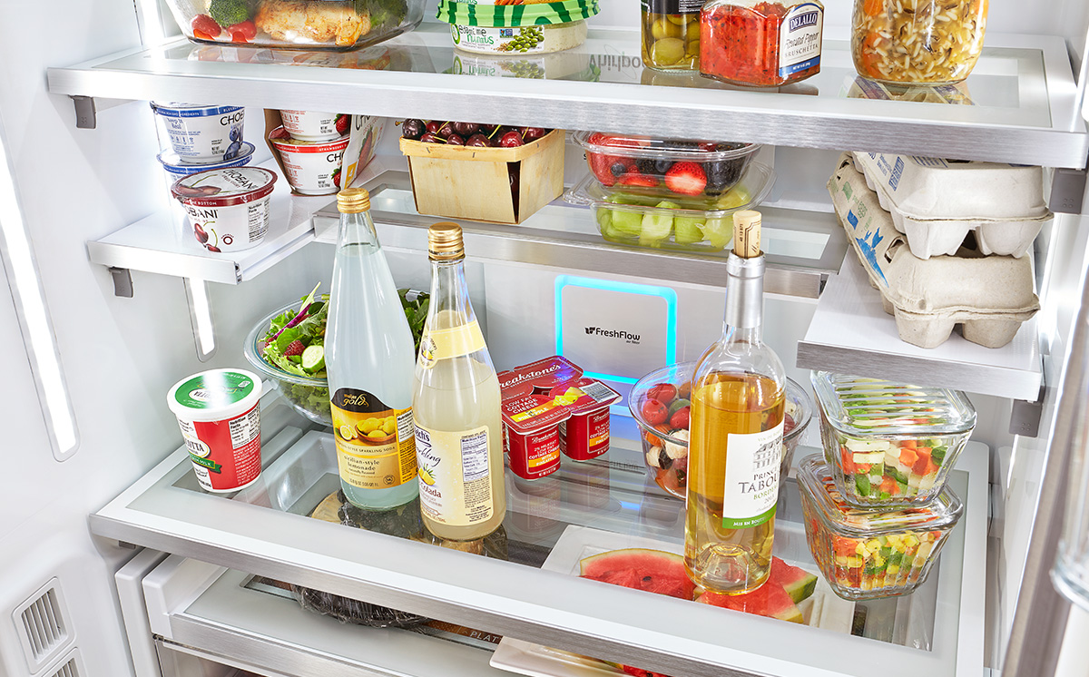 Un réfrigérateur avec des aliments organisés à l’intérieur.