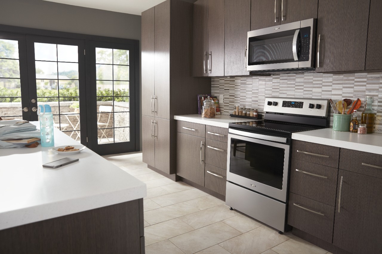Cuisine moderne avec cuisinière et four à micro-ondes