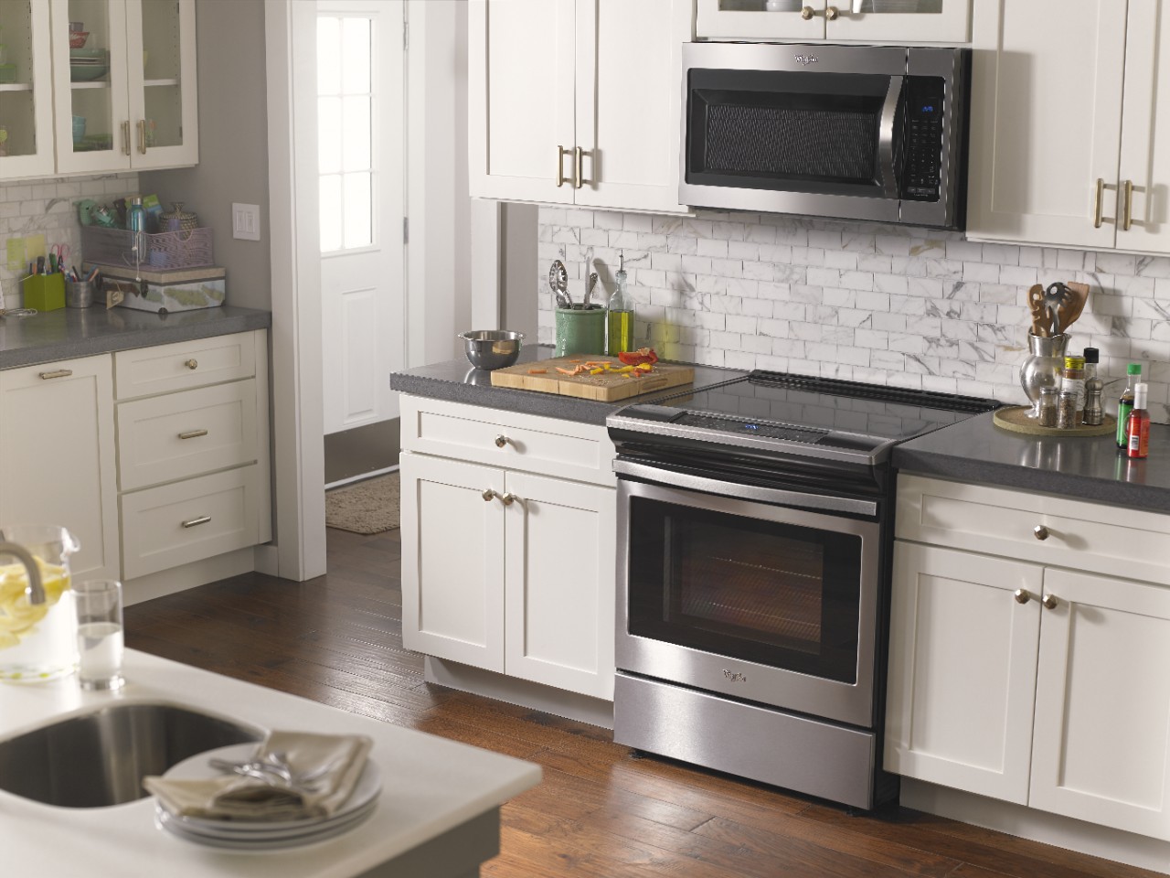 Cuisine classique avec cuisinière et four à micro-ondes et armoires blanches