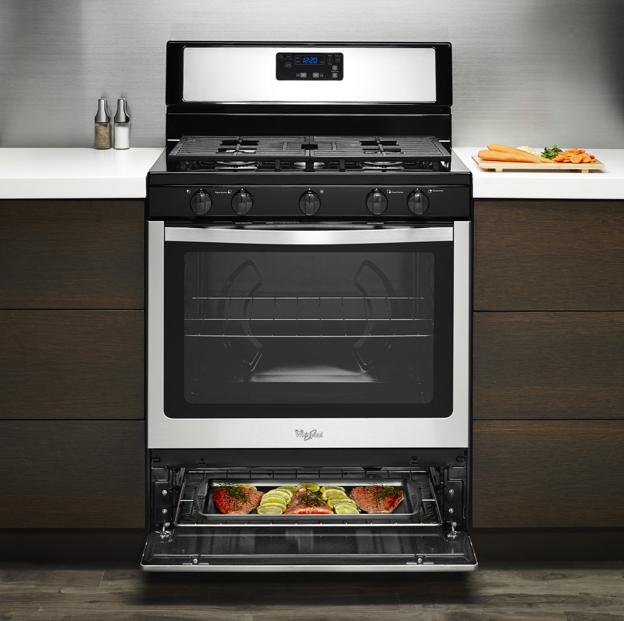 Cuisinière avec un grilloir sous le four principal.