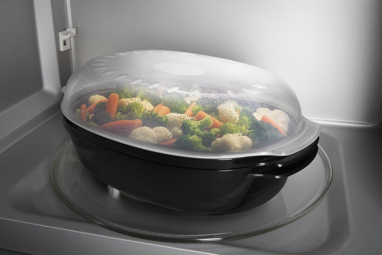 Plat de légumes à l’intérieur d’un four à micro-ondes.