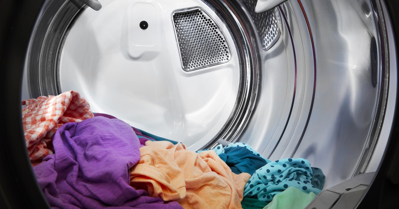 Une laveuse et sécheuse dans une salle de lavage.