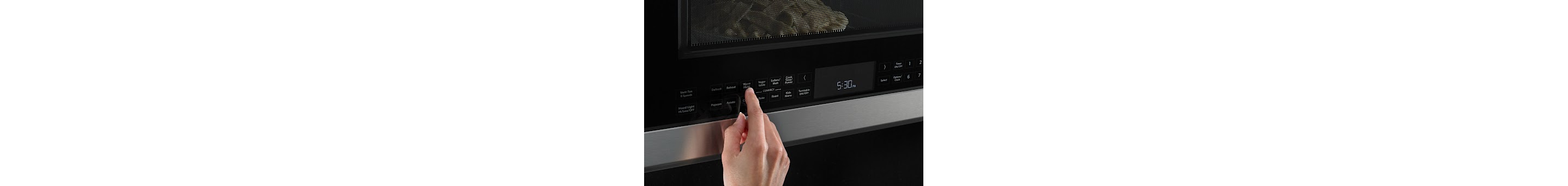 Deux poitrines de poulet crues sur une assiette dans un four à micro-ondes Whirlpool.