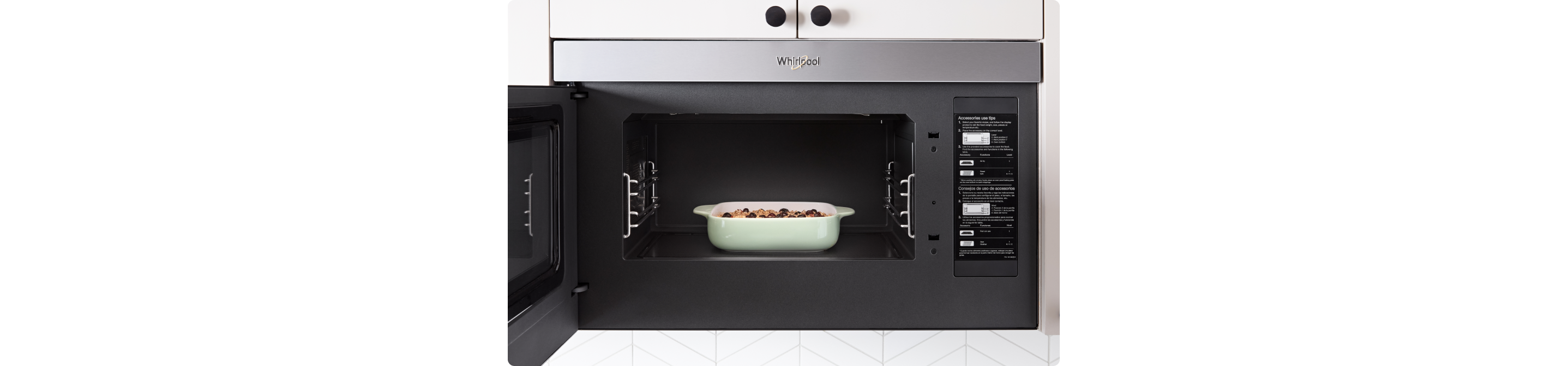 L'intérieur d'un four à micro-ondes Whirlpool ouvert dans lequel on trouve un plat à gratin
