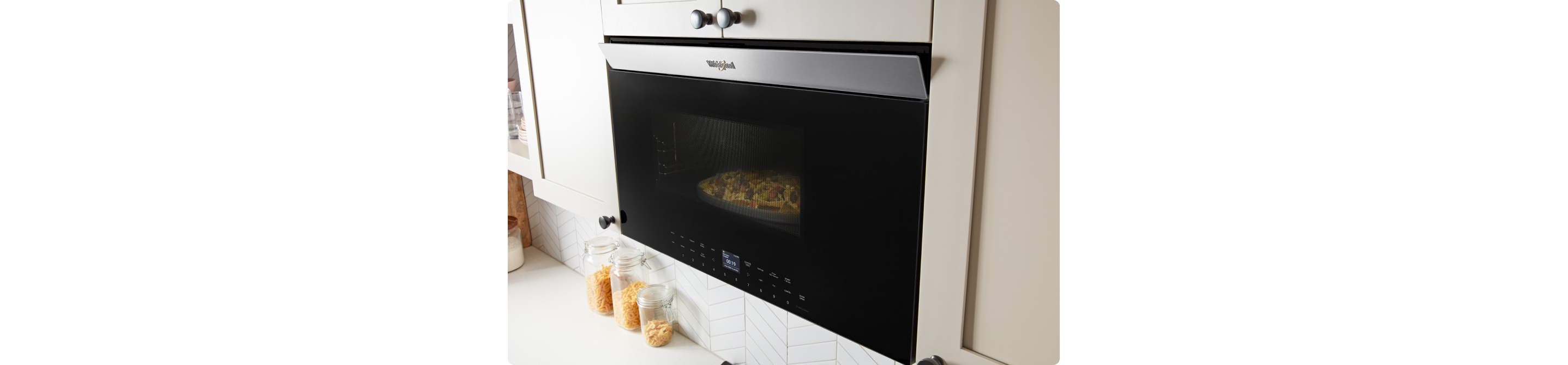 Un four à micro-ondes Whirlpool au design affleurant en fonctionnement