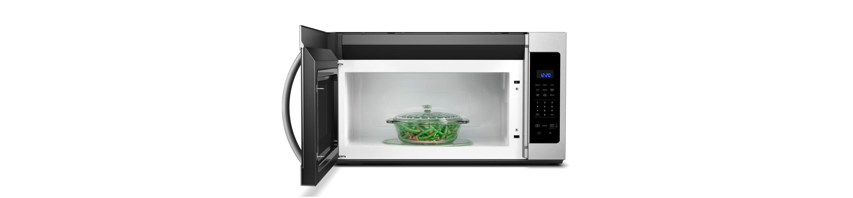 Un four à micro-ondes Whirlpool ouvert avec une casserole contenant des haricots verts