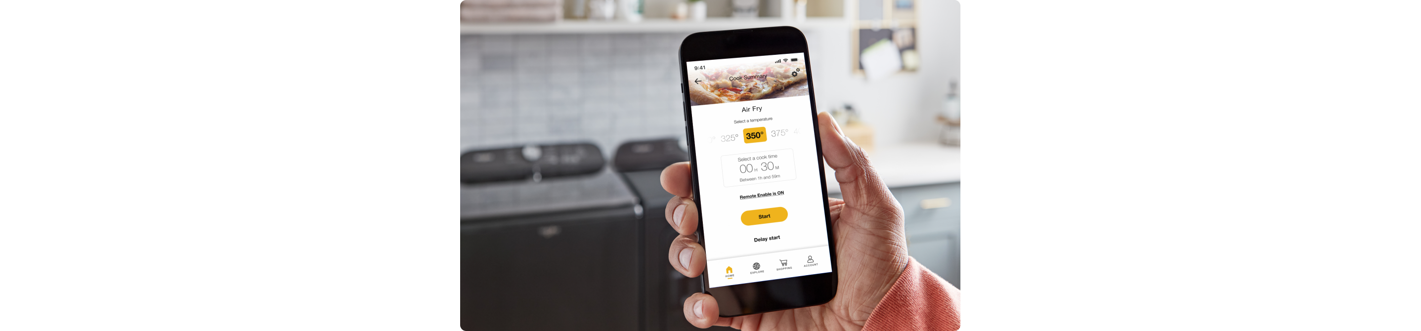 Une personne utilise un téléphone intelligent dont l'écran affiche l'application Whirlpool. L'application indique le mode de cuisson (friture à l'air) et le temps restant (30 secondes)