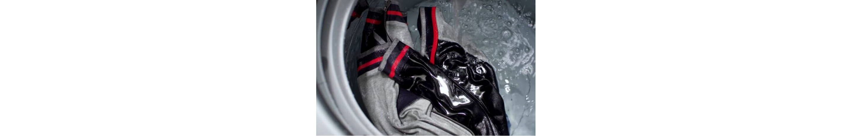 Des vêtements se font laver dans une laveuse Whirlpool