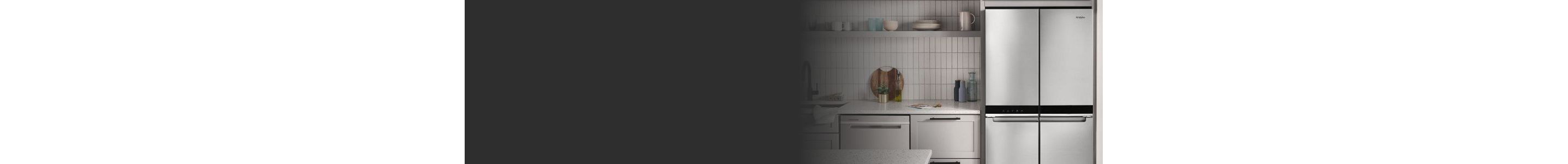 Une cuisine avec un lave-vaisselle Whirlpool. À côté, des comptoirs et une partie d'un réfrigérateur Whirlpool sont visibles. On trouve également dans la cuisine une planche à découper, des récipients à huile, une plante en pot, des assiettes et des tasses