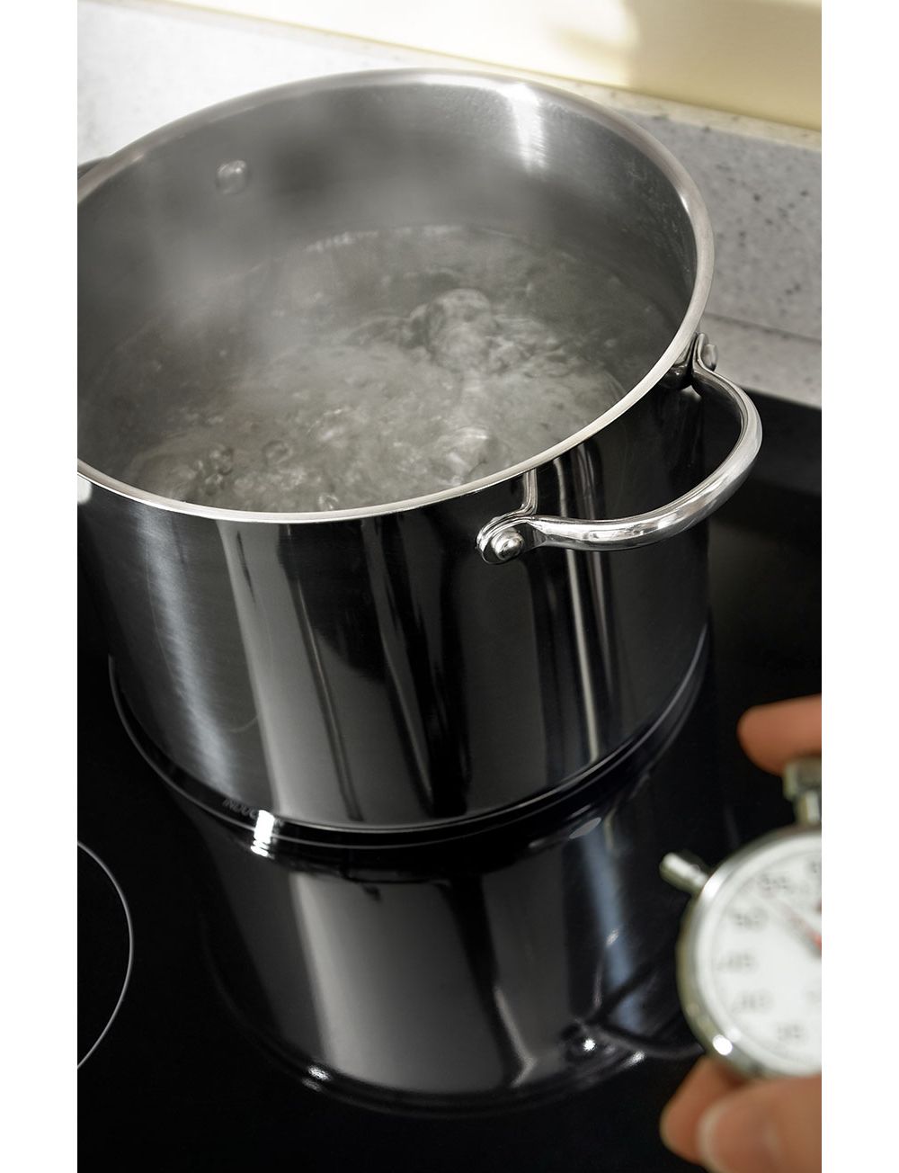 Manage cookware of multiple sizes with electric cooktop options from Whirlpool.