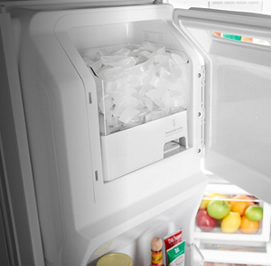 Intérieur d'une machine à glaçons remplie de glace